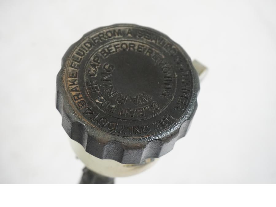 Extrabild2 på Bromshuvudcylinder från en Yamaha XVS 1100 -2000 motorcykel.