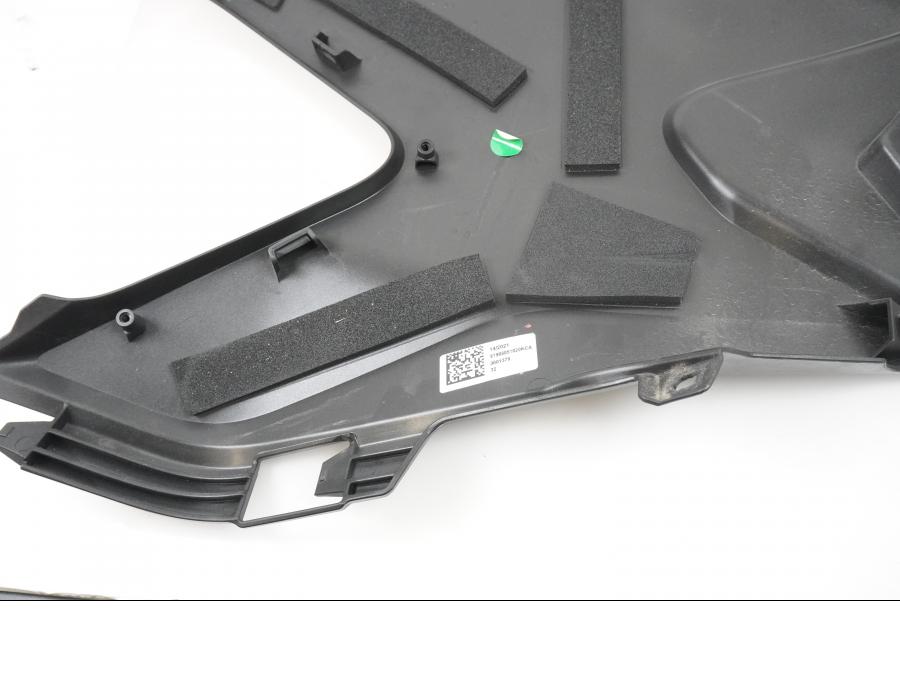 Snett nerifrån på Sidkåpa från en KTM 1290 Super Adventure S -2022 motorcykel.