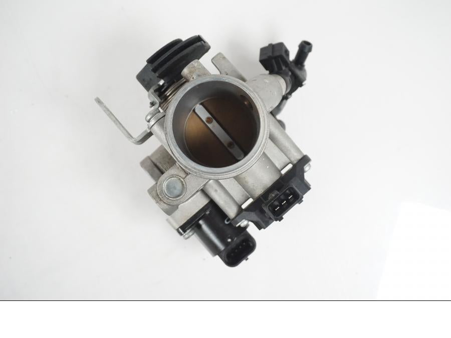 Baksidan på Spjällhus från en BMW F 650 CS -2002 motorcykel.