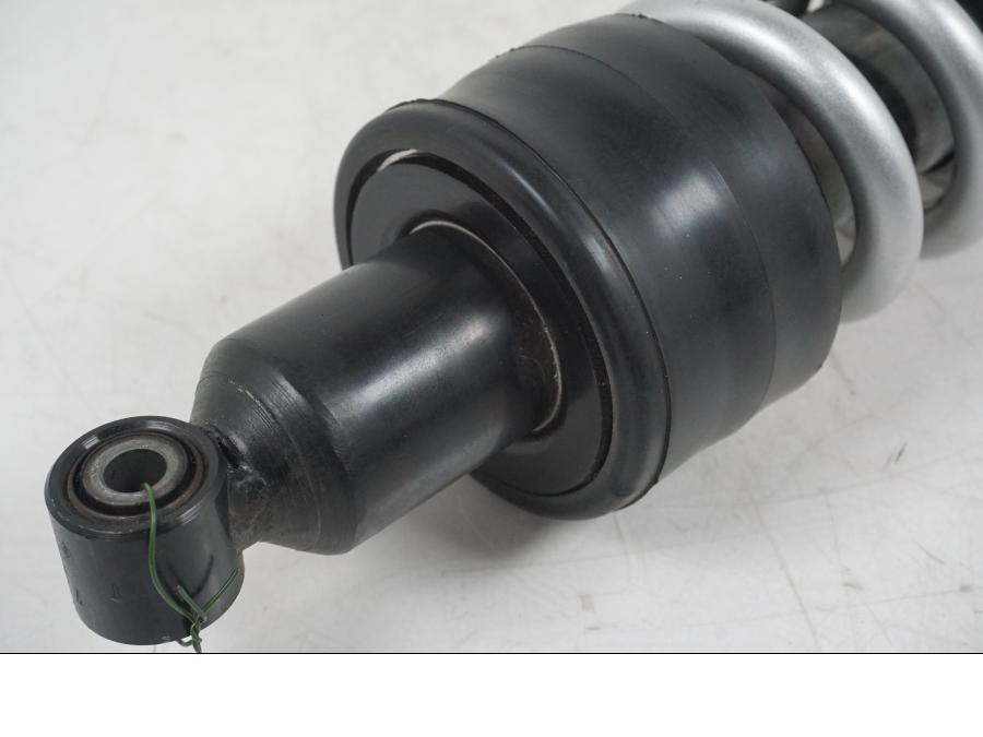 Baksidan på Stötdämpare från en Honda CB 650 F Hornet -2017 motorcykel.