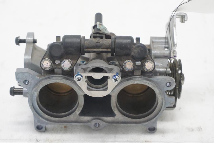 Framsidan på Spjällhus från en Honda CBR 500 R -2013 motorcykel.