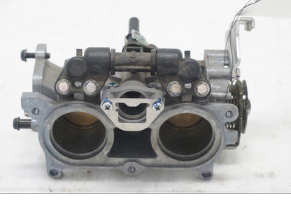 Framsidan på Spjällhus från en Honda CBR 500 R -2013 motorcykel.