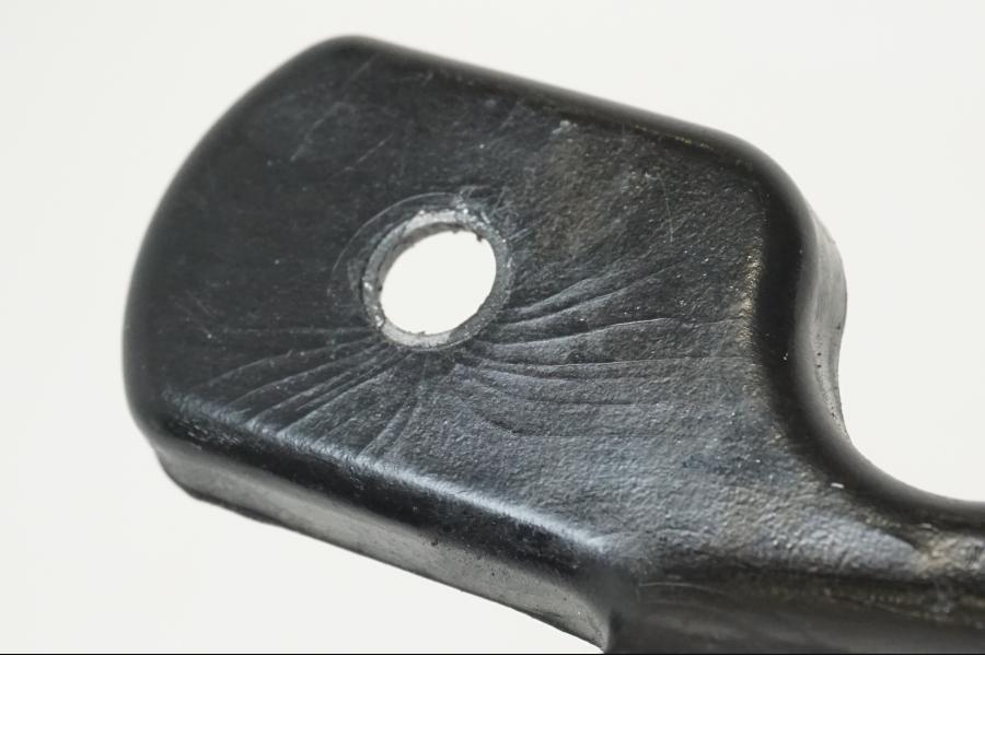 Snett uppifrån på Fotpinnehälskydd från en Aprilia RS 125 -2008 motorcykel.