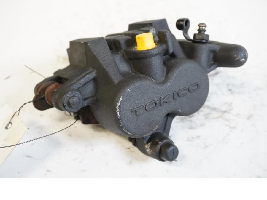 Framsidan på <p>Bromsok höger fram från Kawasaki ER-6N ABS 2014. Tokico. Två kolvs ok. Lättare skrapmärken på oket.</p>

<p>Okej skick.</p> motorcykel.