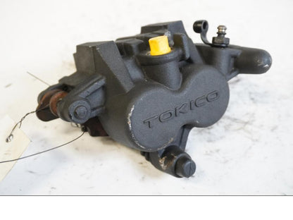 Framsidan på <p>Bromsok höger fram från Kawasaki ER-6N ABS 2014. Tokico. Två kolvs ok. Lättare skrapmärken på oket.</p>

<p>Okej skick.</p> motorcykel.