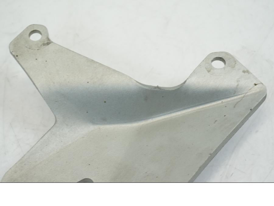 Snett nerifrån på Fotpinnehälskydd från en Ducati Streetfighter V4 -2020 motorcykel.