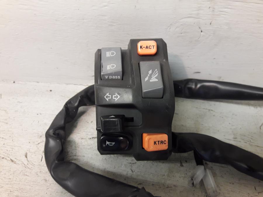 Framsidan på Styrelreglage från en Kawasaki GTR 1400 -2012 motorcykel.