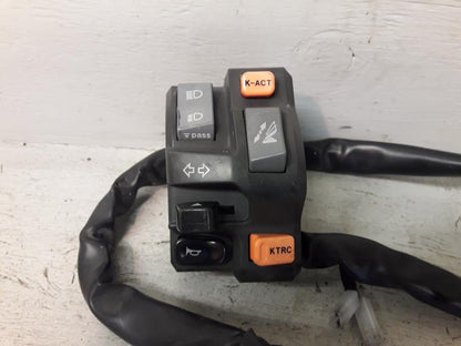 Framsidan på Styrelreglage från en Kawasaki GTR 1400 -2012 motorcykel.