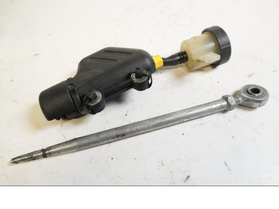 Baksidan på Bromshuvudcylinder från en KTM 625 SMC -2005 motorcykel.