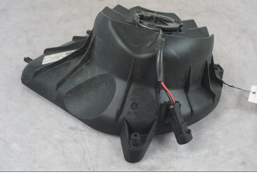 Snett uppifrån på Vattenkylfläkt från en KTM 1290 Super Duke R -2022 motorcykel.