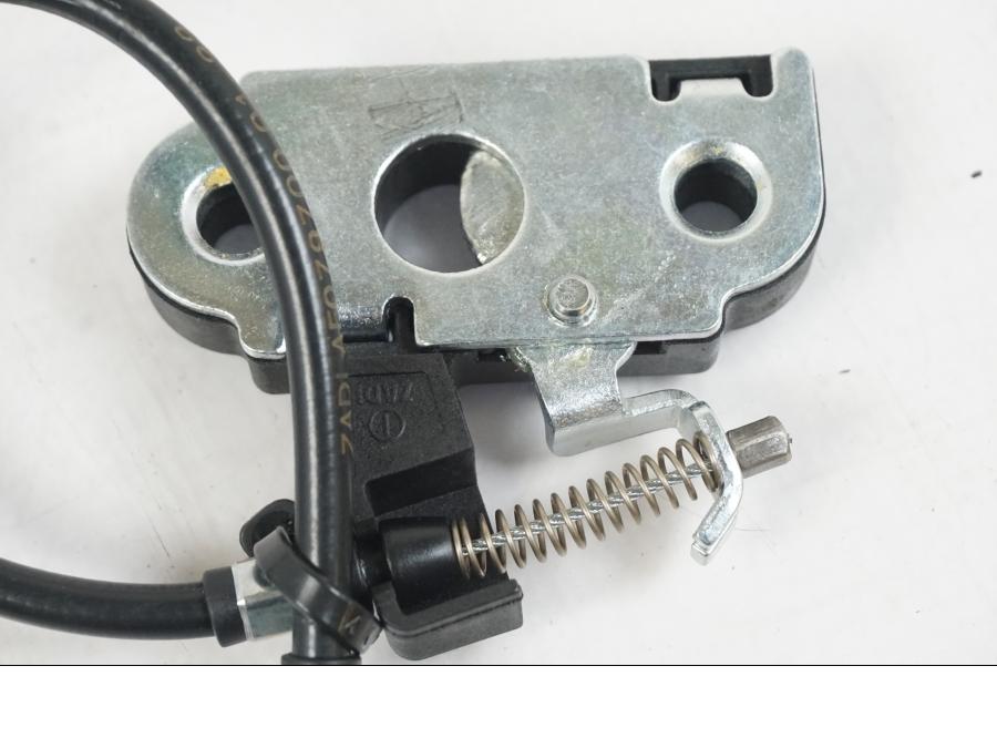 Baksidan på Sadellåsmekanism från en KTM 1290 Super Duke R EVO -2023 motorcykel.