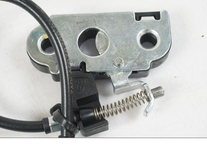 Baksidan på Sadellåsmekanism från en KTM 1290 Super Duke R EVO -2023 motorcykel.