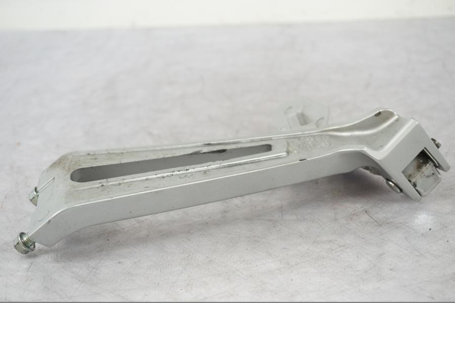 Snett nerifrån på Fotpinne från en Yamaha MT 125 -2017 motorcykel.