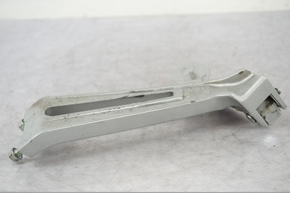 Snett nerifrån på Fotpinne från en Yamaha MT 125 -2017 motorcykel.