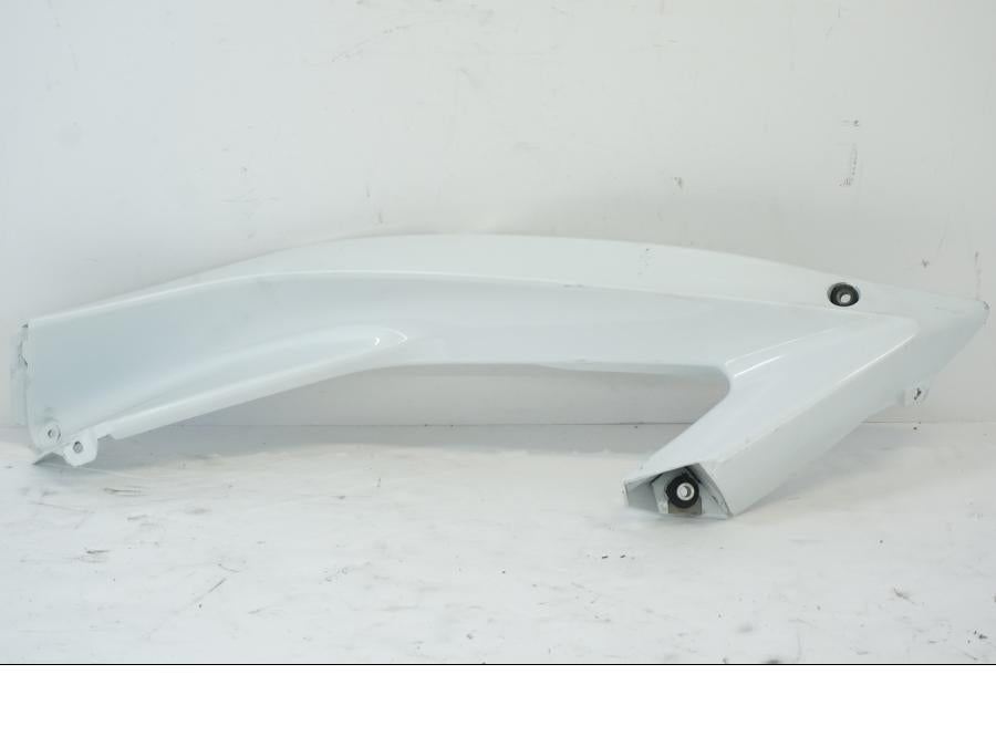 Framsidan på Sidkåpa från en Yamaha YZF R6 -2006 motorcykel.