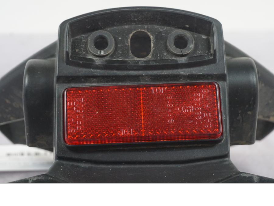 Snett nerifrån på Skylthållare från en Yamaha MT-09 -2016 motorcykel.