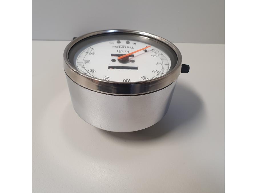 Vänster sida på Hastighetsmätare från en Triumph Speedmaster -2010 motorcykel.