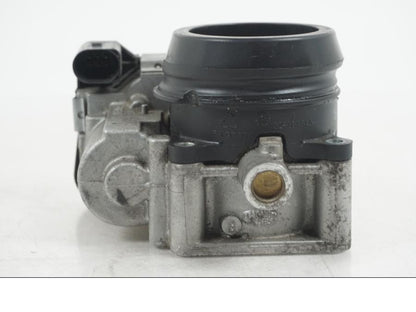 Baksidan på Spjällhus från en Ducati Hyperstrada -2013 motorcykel.