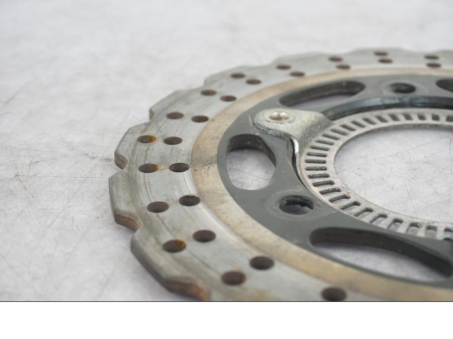 Vänster sida på Bromsskiva från en Kawasaki Ninja 300 -2014 motorcykel.