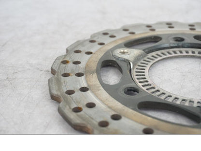 Vänster sida på Bromsskiva från en Kawasaki Ninja 300 -2014 motorcykel.