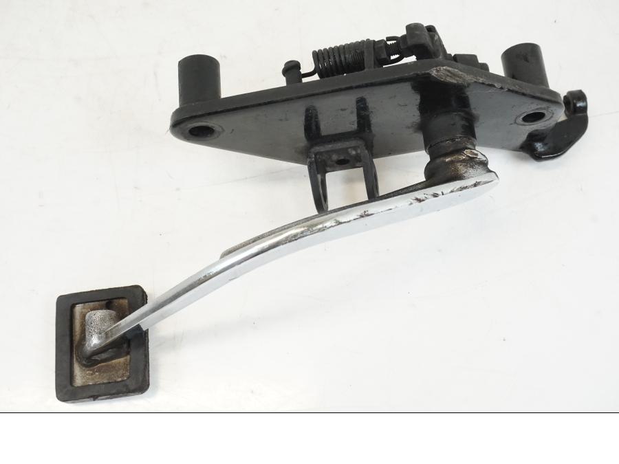 Snett nerifrån på Fotpinnefäste från en Kawasaki VN 800 -2000 motorcykel.