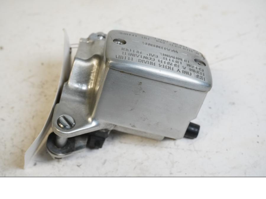 Framsidan på Bromshuvudcylinder från en Kawasaki VN 900 -2007 motorcykel.