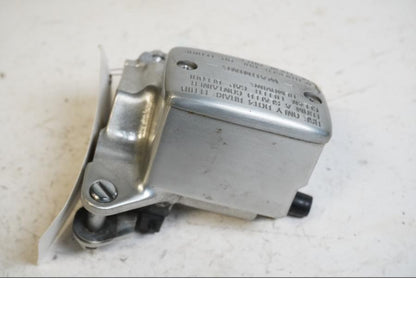 Framsidan på Bromshuvudcylinder från en Kawasaki VN 900 -2007 motorcykel.