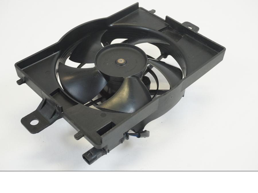 Baksidan på Vattenkylfläkt från en BMW R 1200 GSA -2017 motorcykel.