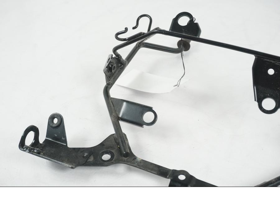 Baksidan på Toppkåpstag från en Suzuki VZR 1800 -2009 motorcykel.