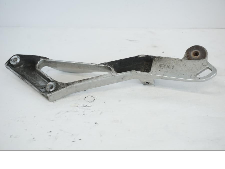 Vänster sida på Fotpinnefäste från en Yamaha TDM 850 -1998 motorcykel.