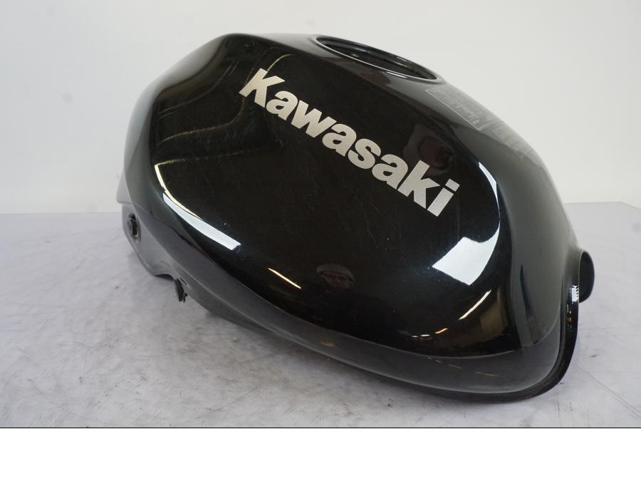 Framsidan på Bensintank från en Kawasaki ER-6F -2010 motorcykel.