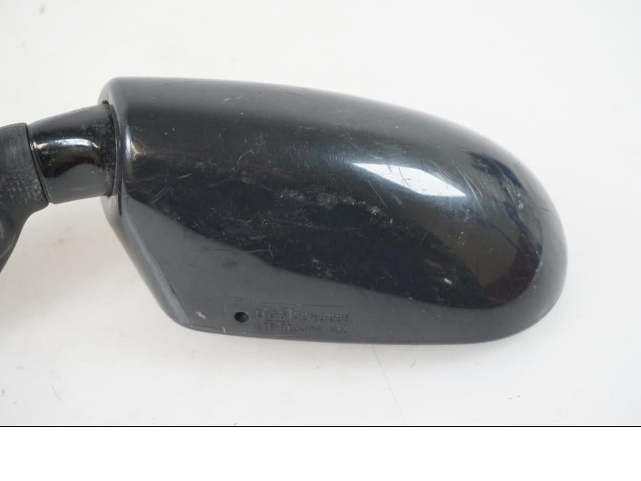 Snett nerifrån på Backspegel från en Kawasaki ZX-9R -1997 motorcykel.