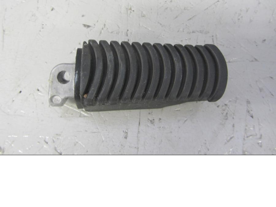 Framsidan på <p>Fotpinne vänster bak från BMW R 1200 GS 2013.</p>

<p>R1200 GS Adventure 03/2005-07/2013 samt ett flertal andra modeller.</p> motorcykel.