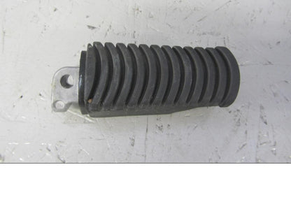 Framsidan på <p>Fotpinne vänster bak från BMW R 1200 GS 2013.</p>

<p>R1200 GS Adventure 03/2005-07/2013 samt ett flertal andra modeller.</p> motorcykel.