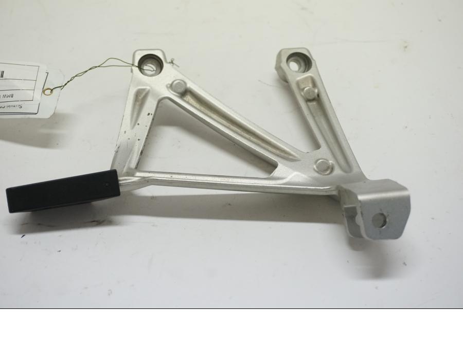 Baksidan på Fotpinnefäste från en BMW R 1250 GS -2019 motorcykel.