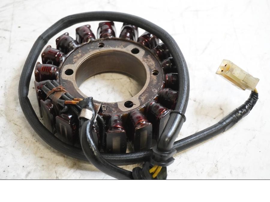 Framsidan på Generator från en Honda VTR 1000 F -1997 motorcykel.