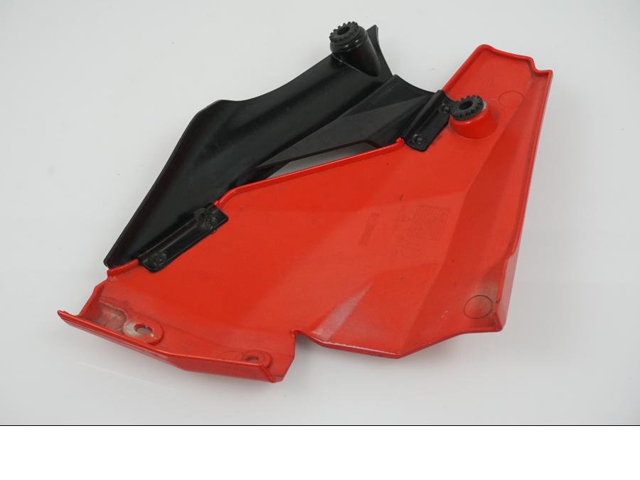 Snett nerifrån på Kylarvinge från en Ducati Streetfighter 1098 -2010 motorcykel.