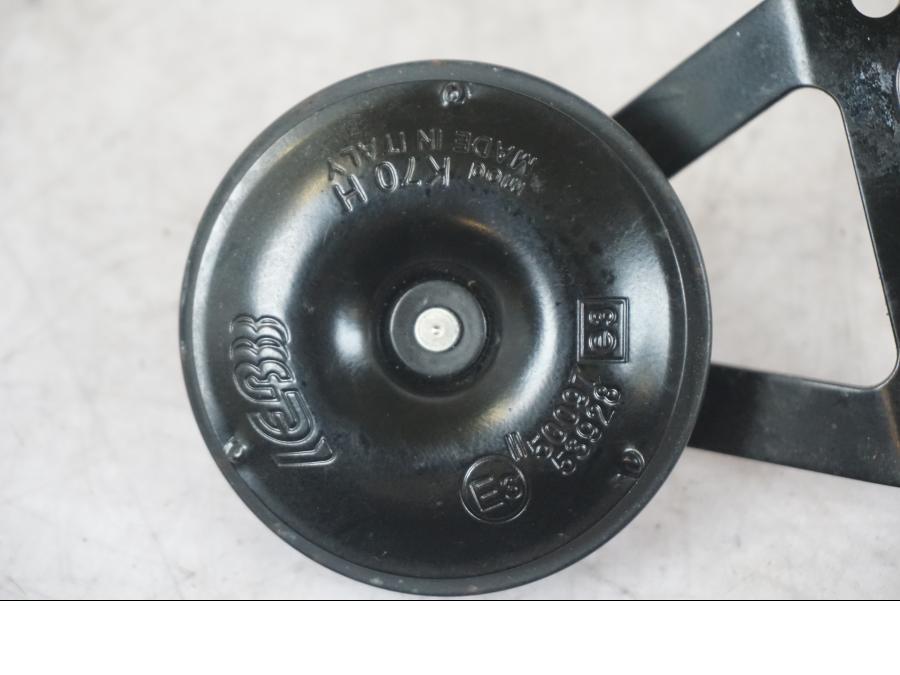 Baksidan på Signalhorn / Tuta från en KTM 1290 Super Adventure S -2022 motorcykel.