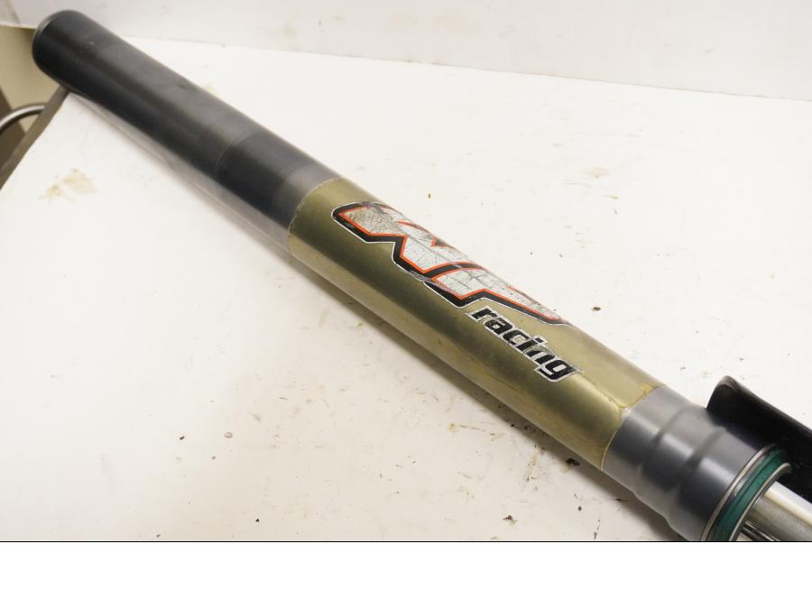 Vänster sida på Gaffelben från en KTM 625 SC SM -2002 motorcykel.