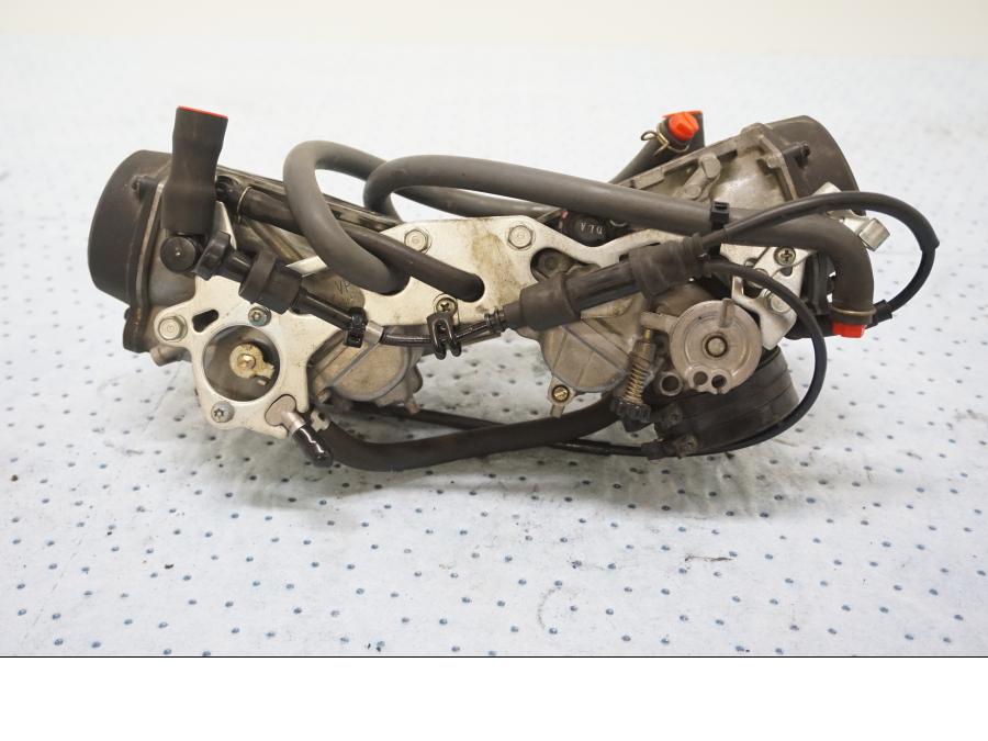 Baksidan på Förgasare från en Honda VTR 1000 F -1997 motorcykel.