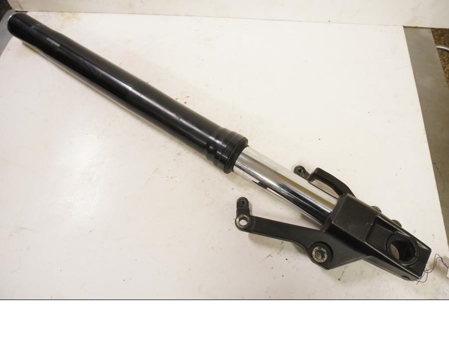 Framsidan på Gaffelben från en Yamaha XV 1700 -2003 motorcykel.