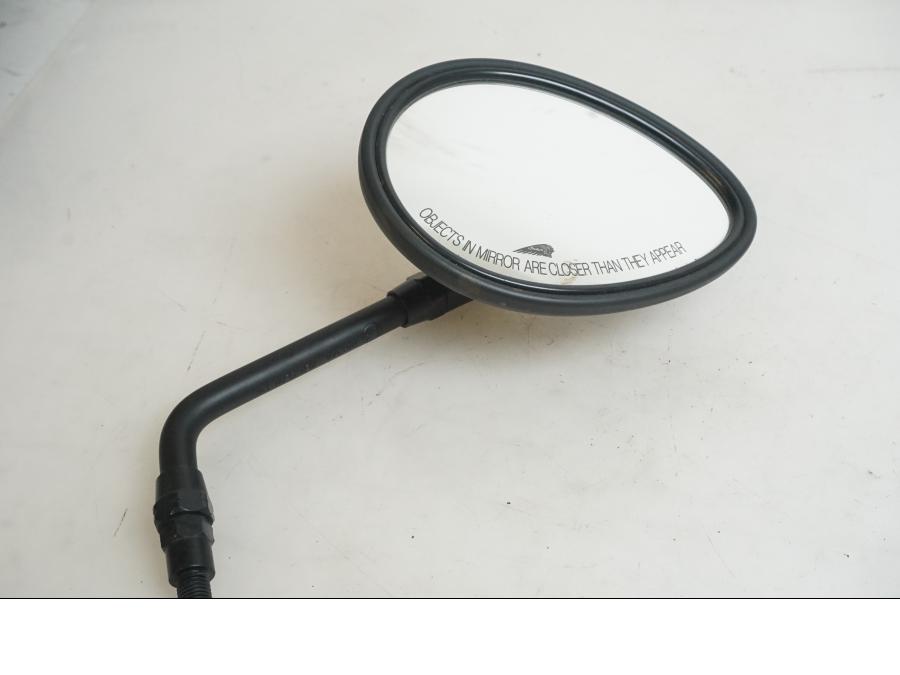 Framsidan på Backspegel från en Indian Chieftain Dark Horse -2019 motorcykel.