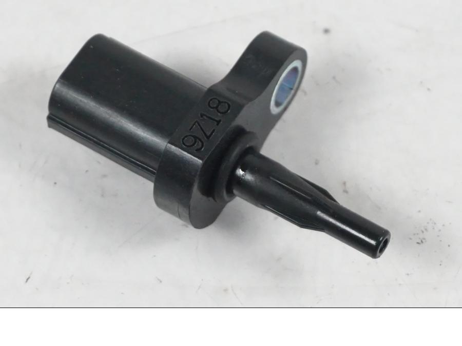 Framsidan på Luftburksensor från en Kawasaki ER-6N ABS -2010 motorcykel.