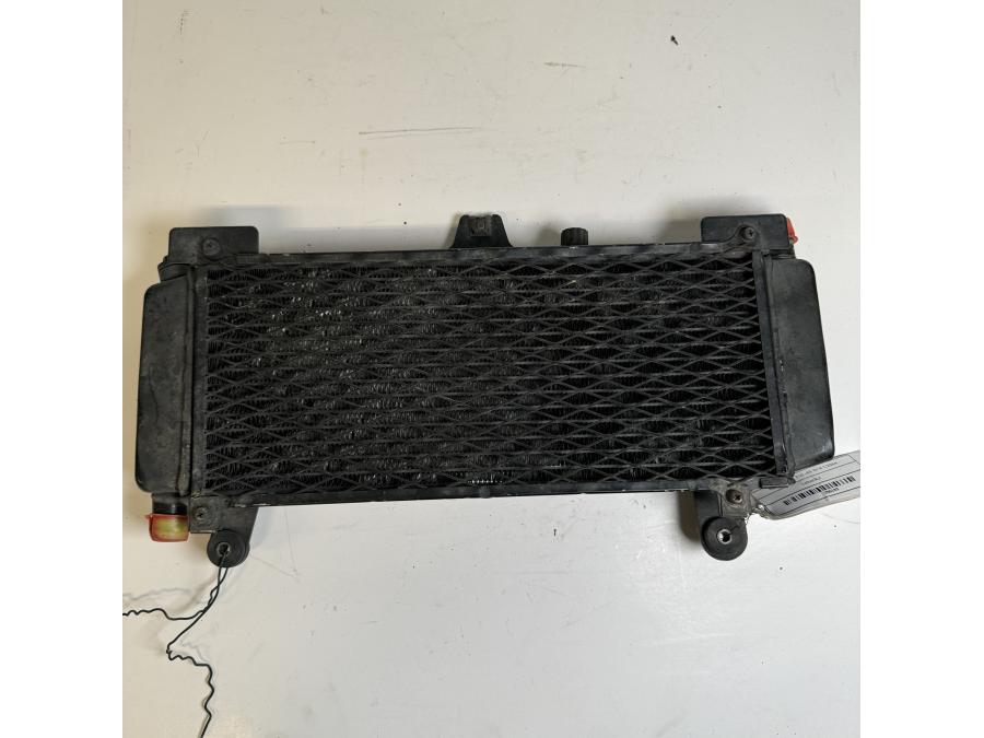 Framsidan på Vattenkyl från en Yamaha XTZ 750 -1989 motorcykel.