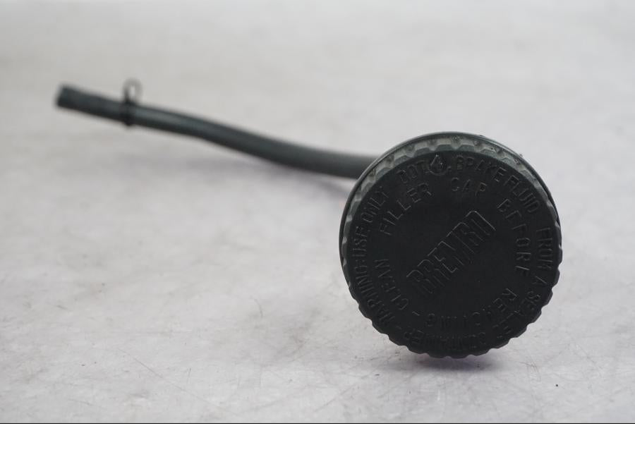 Snett uppifrån på Bromsvätskebehållare från en Ducati Multistrada V4 -2024 motorcykel.