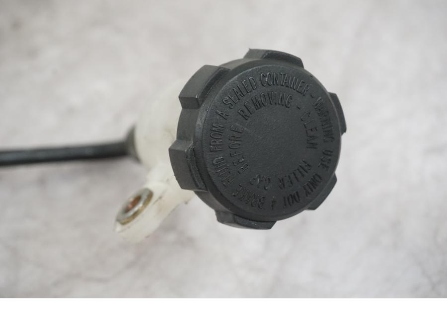 Snett nerifrån på Bromsvätskebehållare från en Buell 1125 R -2008 motorcykel.