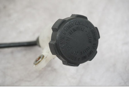 Snett nerifrån på Bromsvätskebehållare från en Buell 1125 R -2008 motorcykel.