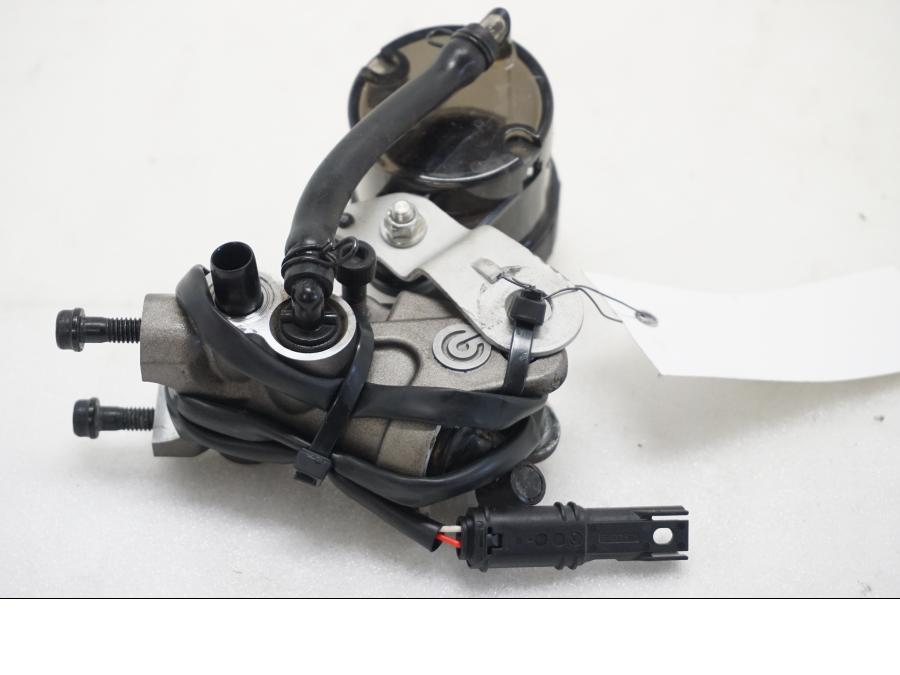 Framsidan på Bromshuvudcylinder från en Ducati Multistrada 1158 V4 -2021 motorcykel.