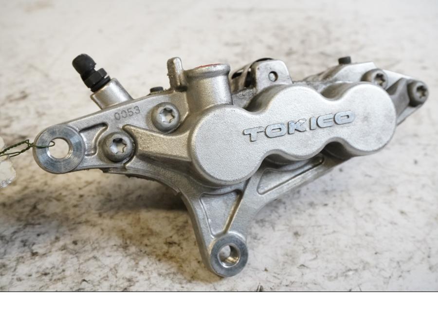 Framsidan på Bromsok från en Suzuki VZ 1600 -2004 motorcykel.