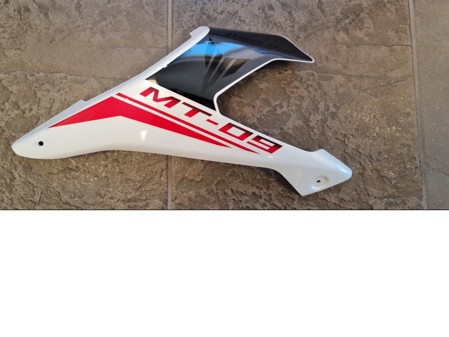 Framsidan på Bensintankskåpa från en Yamaha MT-09 -2014 motorcykel.